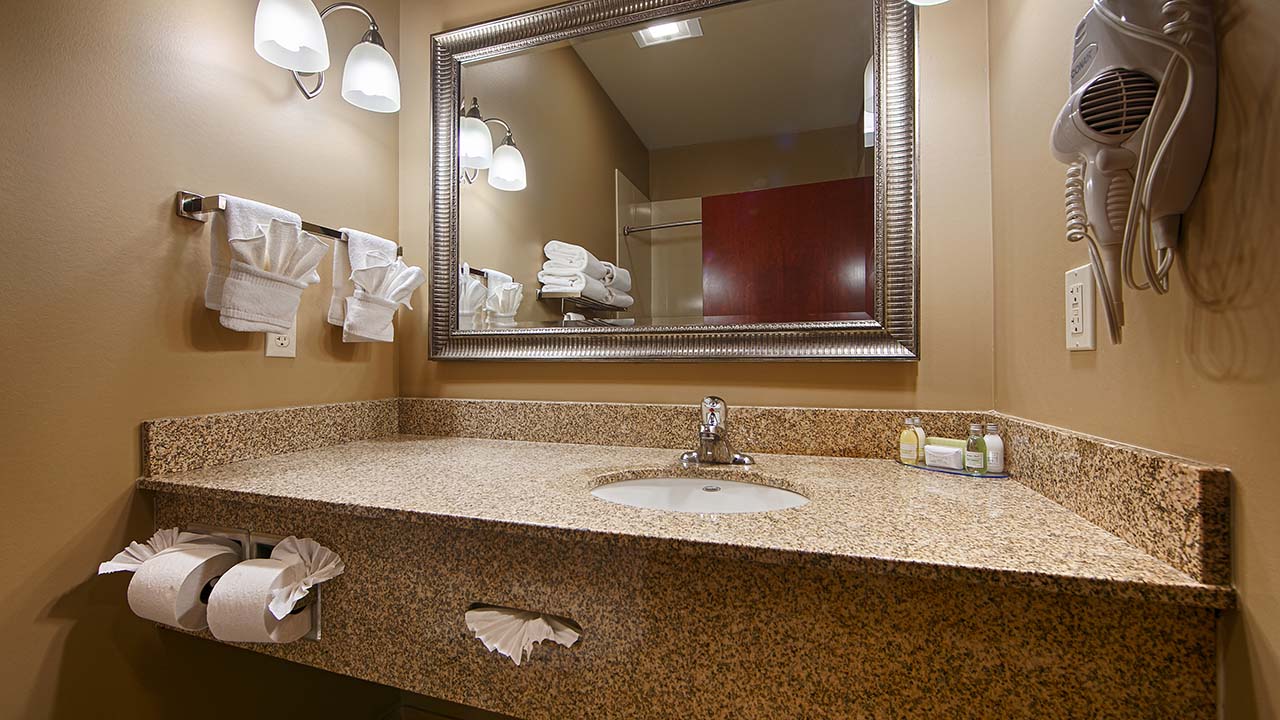 Best Western Golden Prairie Inn Bathroom