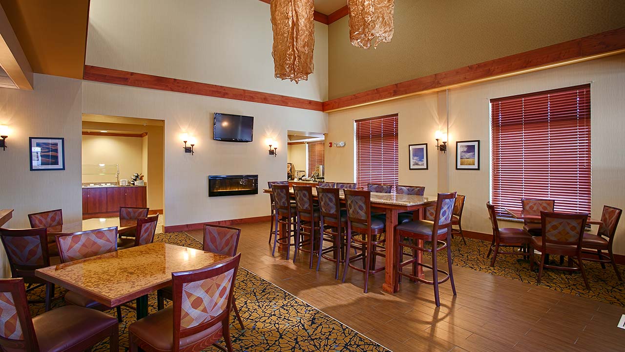 Best Western Golden Prairie Inn Breakfast Area