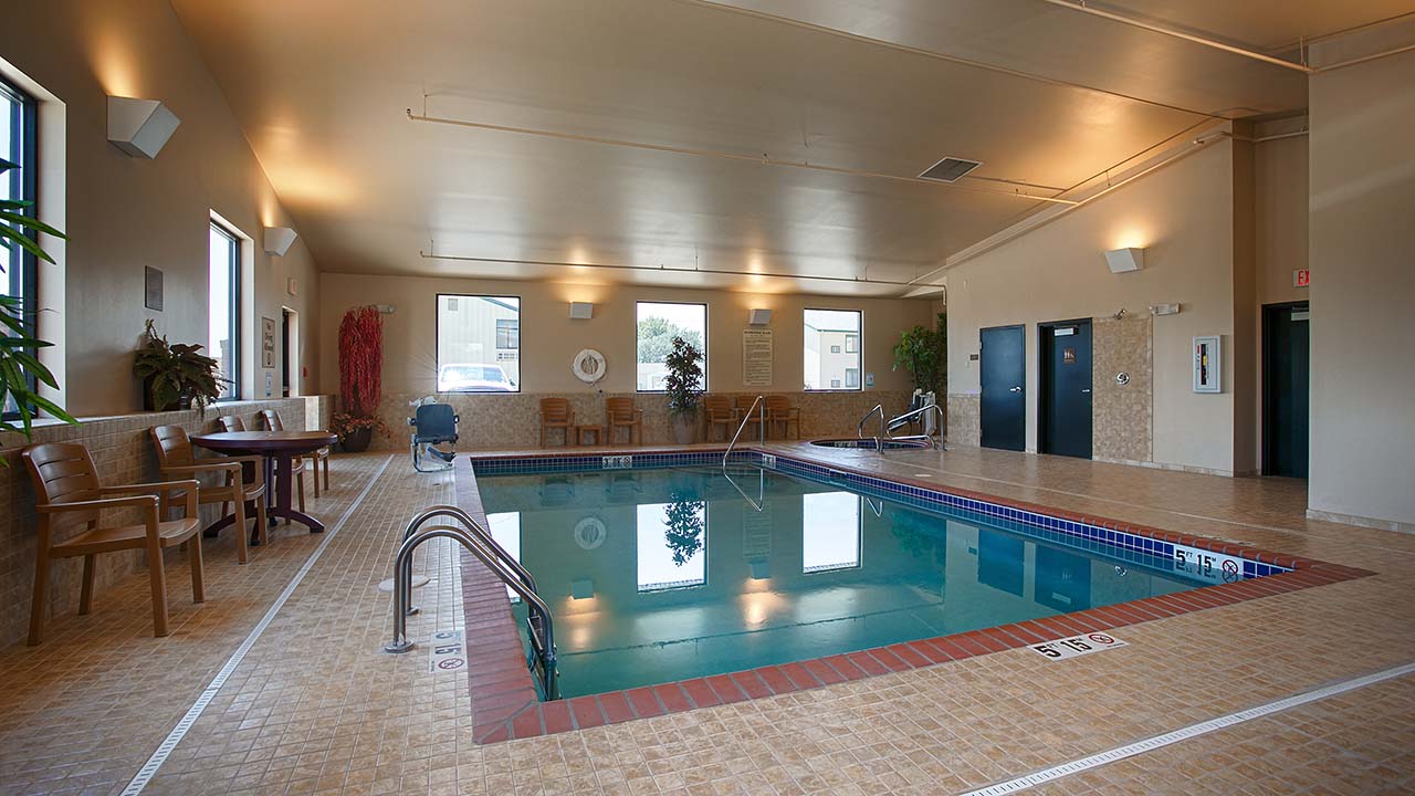Best Western Golden Prairie Inn Swimming Pool